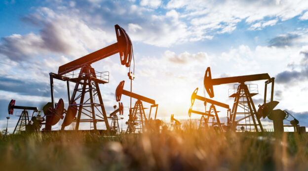 An image of an oil field with cashflow issues that could benefit from oilfield factoring.